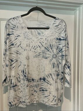 Charlie B Size S lightweight v neck top